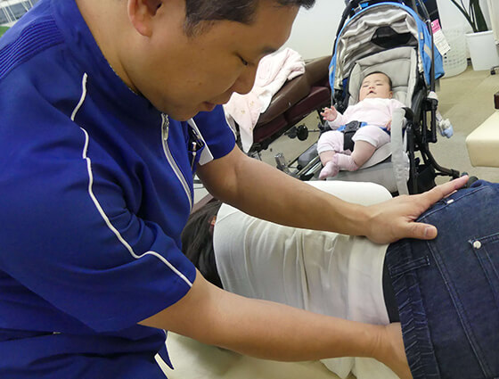 お子様の顔を見ながら施術